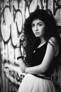 20代女性の睡眠質を向上させる乾燥肌改善法は？